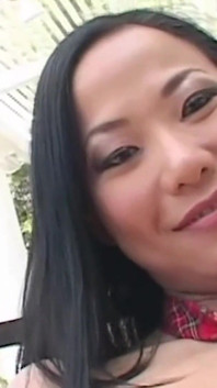 Bunăciune asiatică se dezbracă și se cu degetele într-o grădină înainte de a fi de o neagră