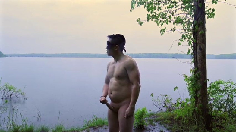 barenakedboy: Flexion et sous la pluie au bord du lac