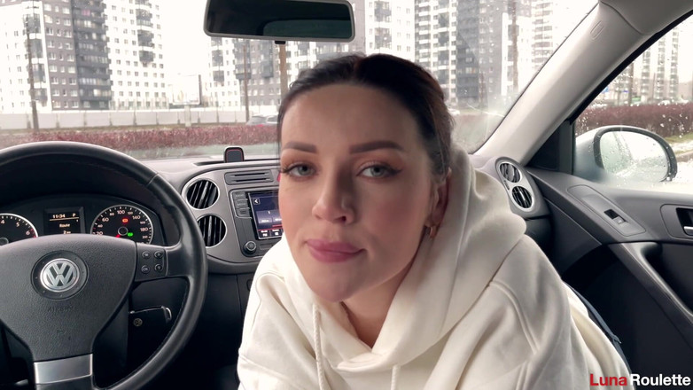 Luna Roulette: 在停车场的车里被吮吸