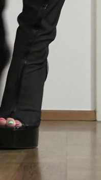 Cruel Reell`s Shoe Play!