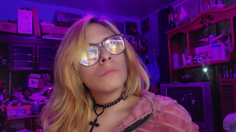 Crystal Phoenix: Sissy Memakai Kalung Seks di Gereja Asmr