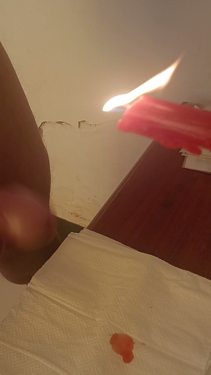 LoveCumInMouth: Yarak üzerinde ateşli mum ağdası boşalıyor