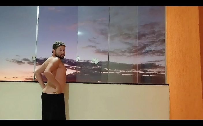 Marcosninfo: 学生在新房子的阳台上展示自己。