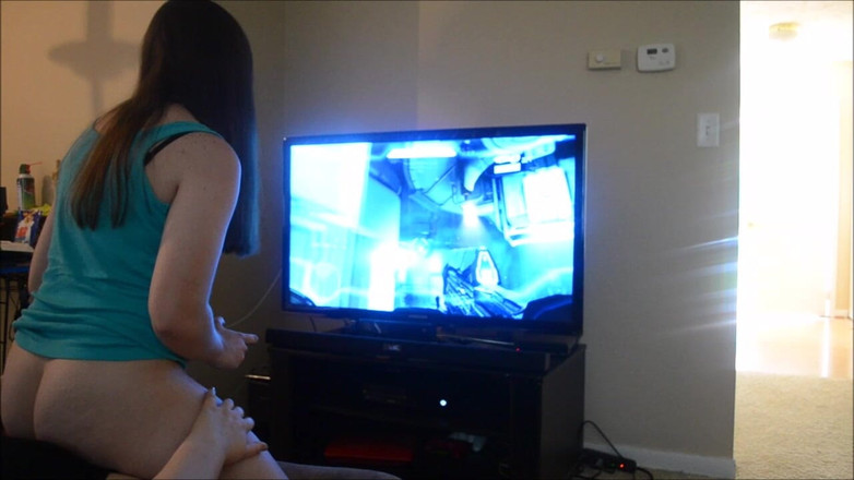 LustfulGeeks: Halo spielen, während sie courtneys gesicht reitet