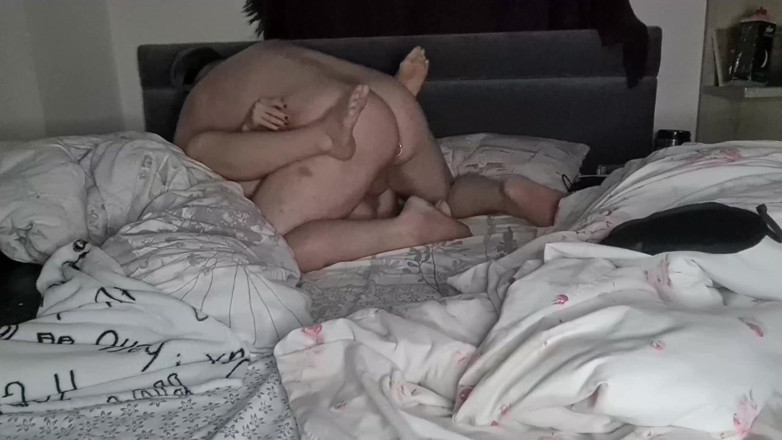 Anal Fetish Couple: Tato sexy děvka chce mít v kundičce dva ptáky, takže...
