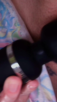 Dokuczanie mojej mokrej cipki magiczną różdżką w zbliżeniu
