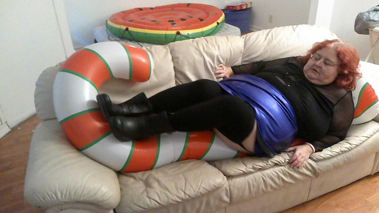 BBW nurse Vicki adventures with friends: Stor vacker sjuksköterska Vicki försöker att squash hennes godis sockerrör?