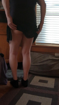 T-girl W Uroczych Tańcach Minidress Zdejmuje Rajstopy I Dokucza