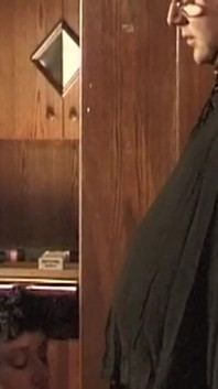 Büyük memeli esmer orta yaşlı seksi kadın şaplak atıyor ve oral seks yapıyor