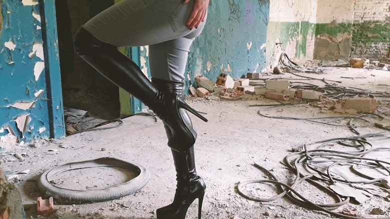 Miss Flora: Bottes, jean et taquinage écrasé dans un bâtiment abandonné