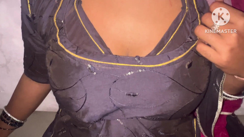 Indianbhabhi141: 印度巴胡在她紧致的阴户里被干