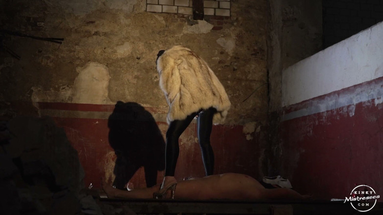 Kinky Mistresses: Halloween Pissing