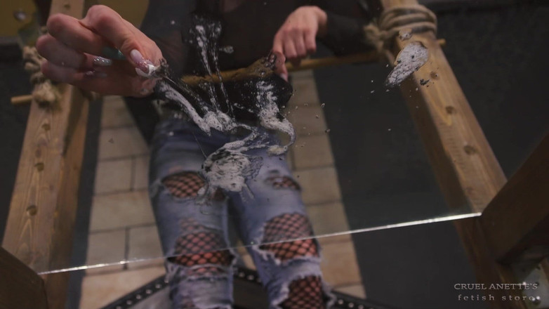 Cruel Anettes fetish world: POV allongée devant elle