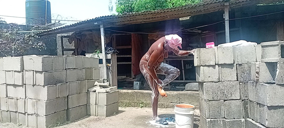 Creamyshuga: 性感的农村女孩在大院外洗澡