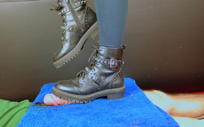 JoZi: CBT calpesta il cazzo in stivali, calze e a piedi...