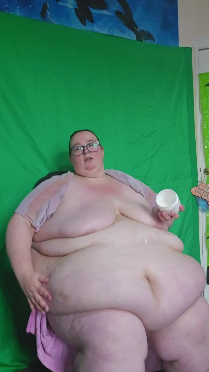 SSBBWLadyBrads: Femeie super-mare și țâțoasă după masaj senzual la duș