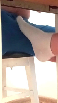 Ponožkové honění a zničený orgasmus pod stolem