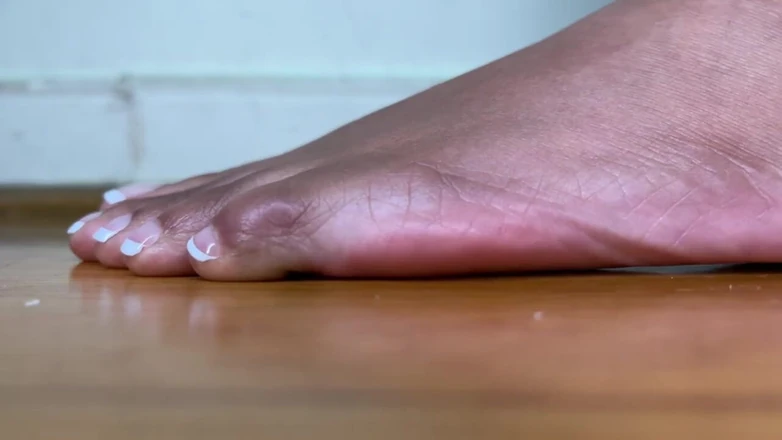 Pink Foxx: Nahaufnahme Der Französisch Gepflegten Füße Der Ebenholz-riesin