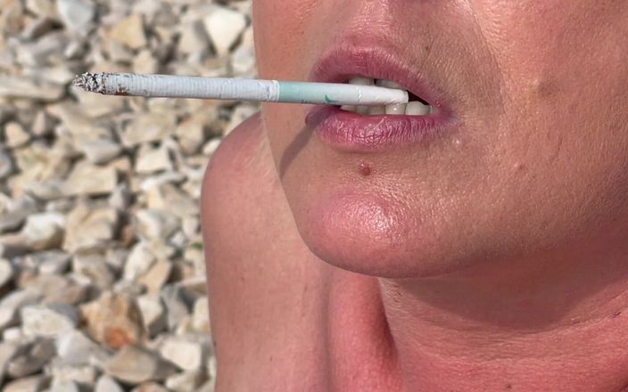 Aqua Pola: Sahilde sigara içiyor