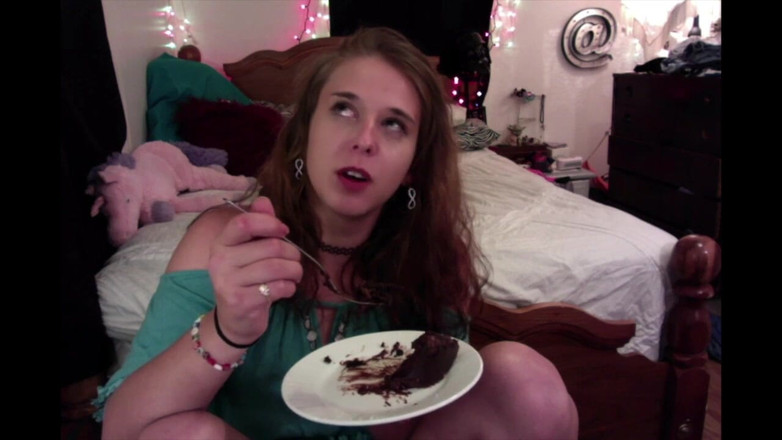 Alli Anderson: チョコレートケーキを食べる