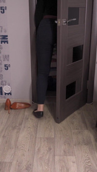 Sledování sexy mámy s ohýbáním a čištěním kalhotek