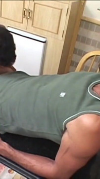 Brazilië Latin Twink krijgt zijn kont hard geneukt door een enorme lul