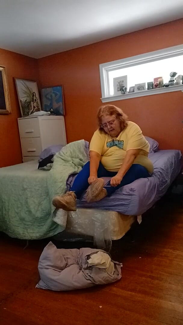 BBW nurse Vicki adventures with friends: Stinky Tennis Shoes Pewwwee