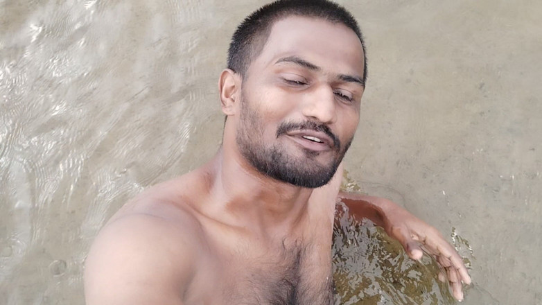 KUMBHA MANOJ KUMAR: Xhard Village zwempijp in de klas