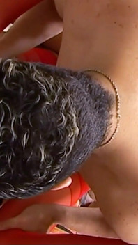 Seksowna Ladyboy w czerwonych pończochach zerżnięta analnie przez nieznajomych