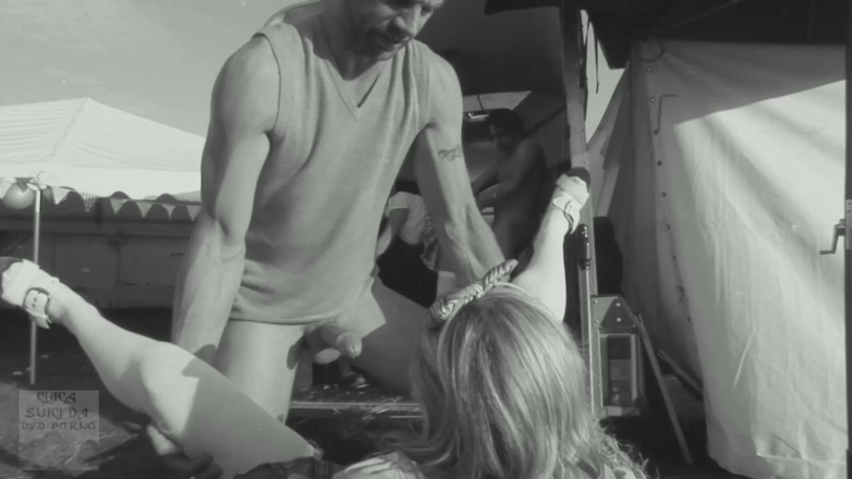 Chica Suicida DVD: Klasyczne cycate laski w college'u mundurze jebanie na zewnątrz i...