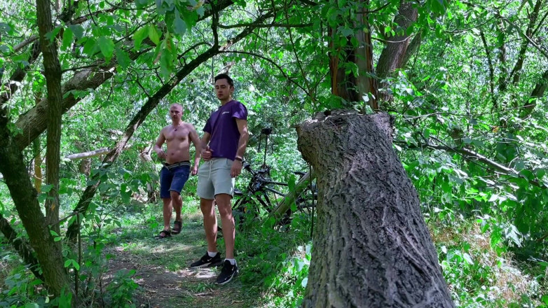 Nick Lewis: Sesi cowok asing di hutan berujung