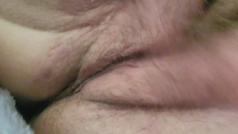 Pretty Amazing: Bermain dengan pepek ketat berbulu saya