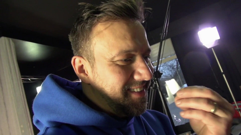 FUCK PARTY XXX: Une brune mature se fait draguer dans la voiture et...