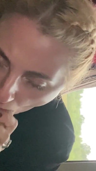 Wtf! Byl jsem chycen bez lístku na autobus a inspektor lístku mě přinutil sát jeho ptáka a udělal se mi do pusy!