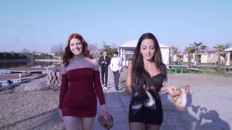 Ferrero anal experience: Bts, Dvě sexy holky jsou ošukané dvěma peekers ve swinger...