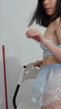 Laura se viste como una princesa sexy para que su jefe esté feliz de que le plamente, ¡bofetadas! Semen en la cara - video exclusivo