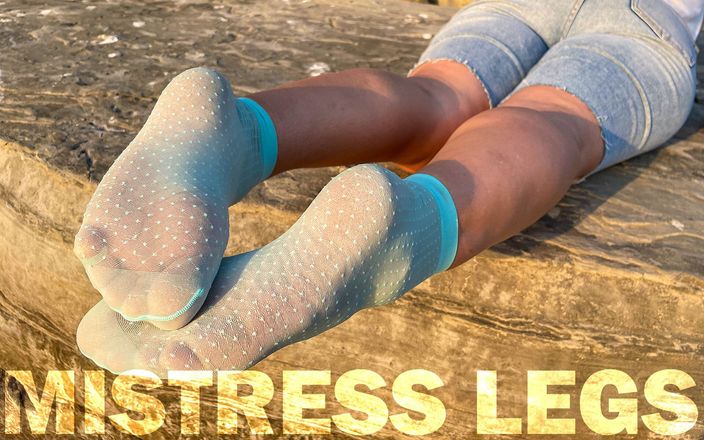 Mistress Legs: Sexy Chodidla v roztomilé tyrkysové nylonové ponožky na pobřeží při...