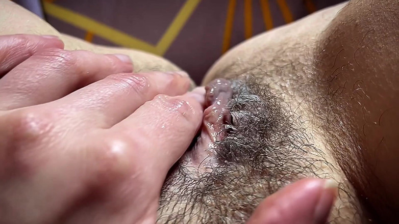 LolaLola: 젖고 촉촉한 손으로 고르는 선택, 가득 찬 질로 분출되는 액체