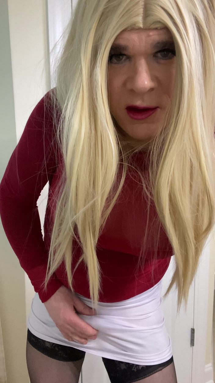 MadisonCD2025: Une MILF travestie en bas hauts à la cuisse noire et...