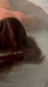 Haar zweeft op het water close-up