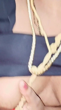 Tamil seksi çift sari giyiyor gırtlağına kadar emiyor ve sikişiyor