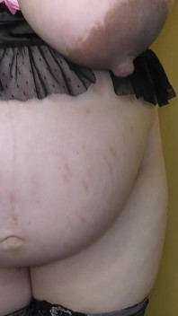 怀孕9个月的熟女妻子为你展示她的肚子和毛茸茸的屄！- Milky Mari