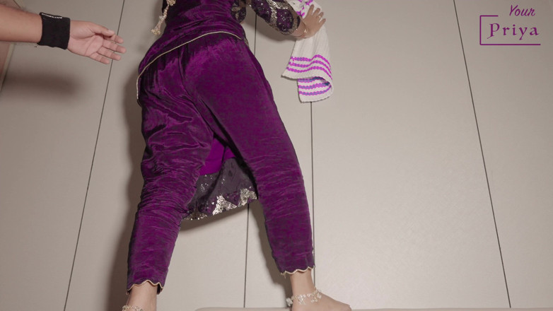 Your Priya: Macocha przyjaciela uczy seksu analnego po gorącym masażu, spada podczas...