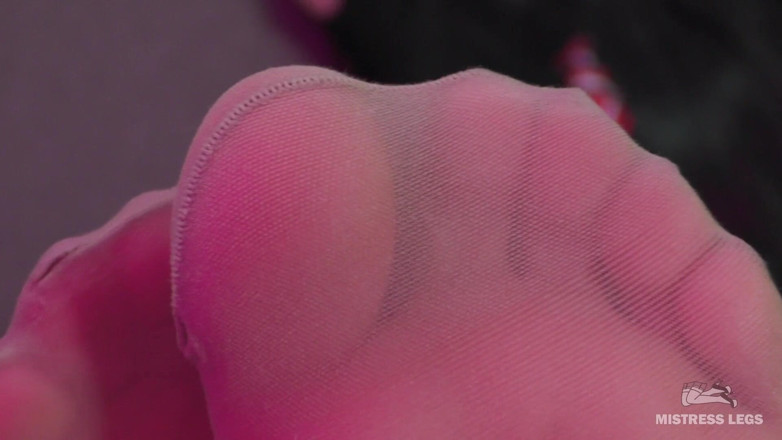 Mistress Legs: เท้าและนิ้วเท้าน่ารักที่สุดในถุงน่องสีเนื้อบางๆ