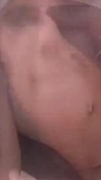 Brunette fleksibel dalam ekstasi akrobatik