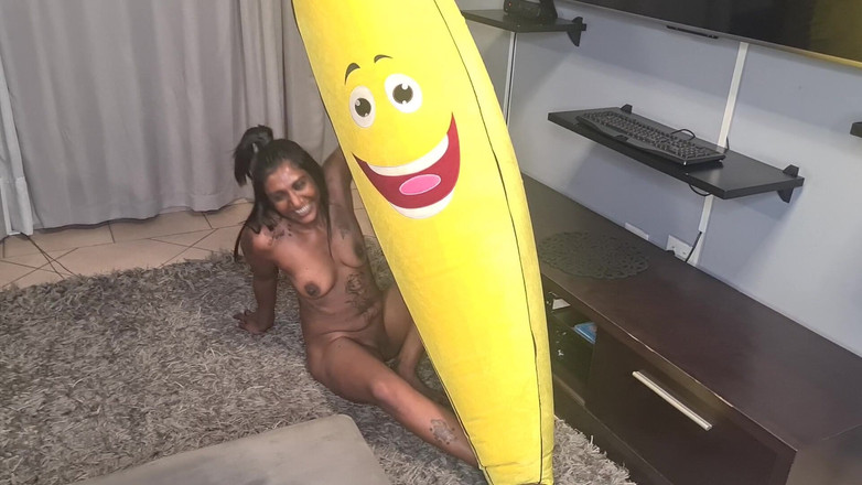 domslutfucker: Tatuada indiana puta transa com uma banana grande, close-ups