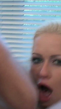 Vollbusige blonde stacy nimmt jeden zoll tief