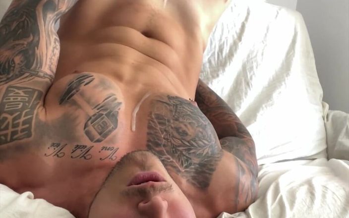 BoyGym: Grande sem mãos gozada em meus peitos enormes