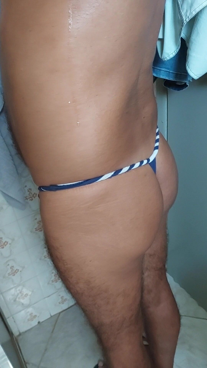Ladysilvas: Ladysilva masturbiert im badezimmer im sexy bikini