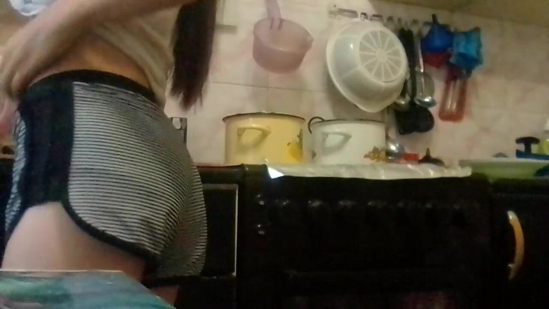 Lesbian-candys: Aku lagi asik masturbasi di dapur waktu orang tuaku lagi...